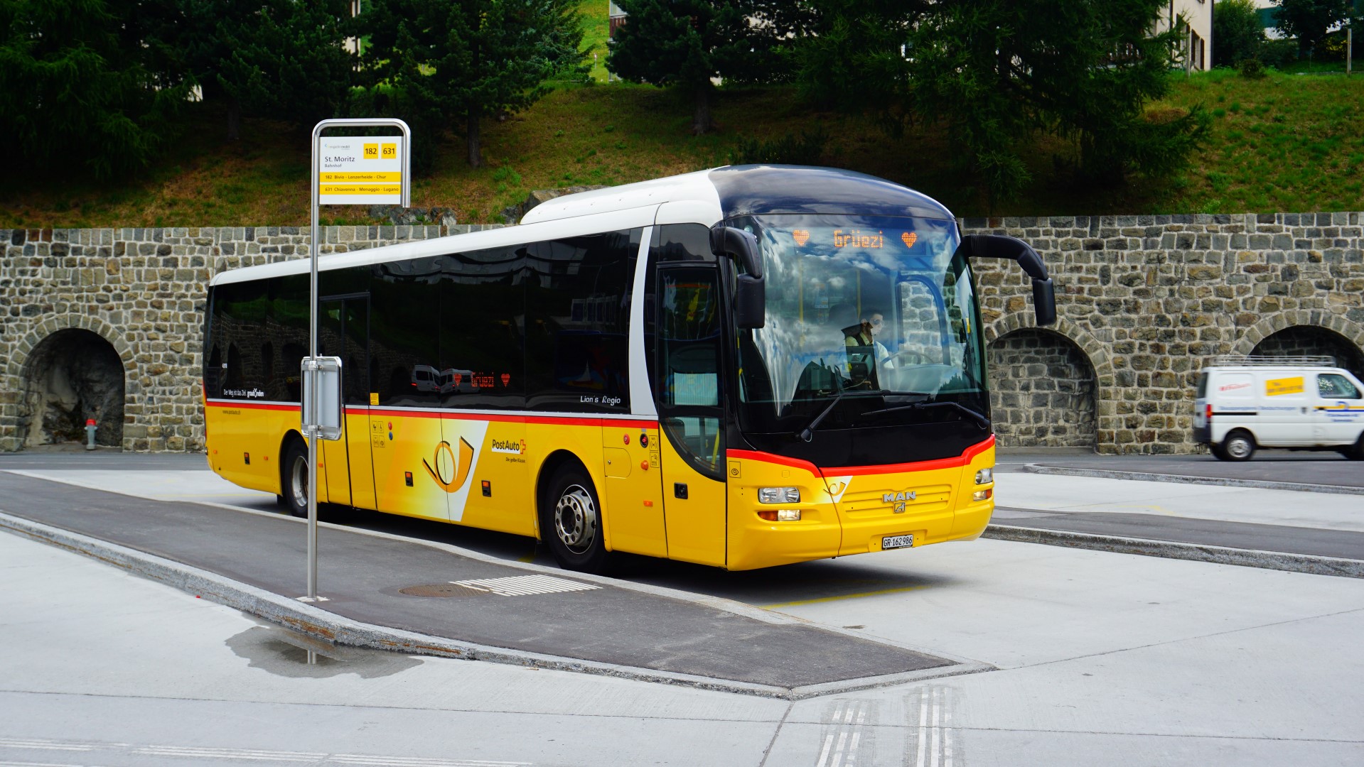 GR192986 St.Moritz Bahnhof Postauto